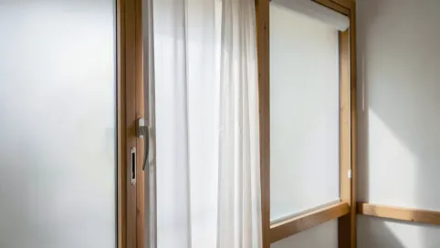 Czym zasłonić szyby w drzwiach pokojowych
