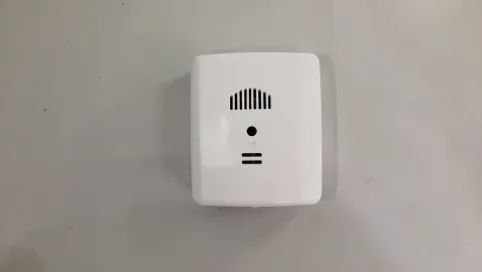 jak oszukać czujnik dymu w hotelu