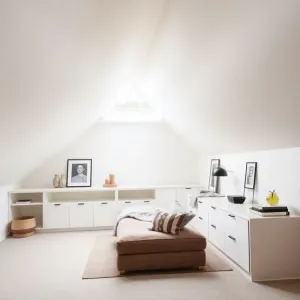 Jak urządzić pokój na poddaszu ze skosami