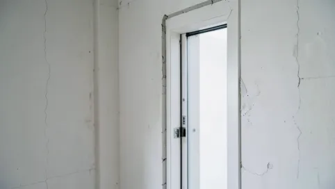 Jaki otwór pod drzwi 70 z ościeżnicą regulowaną