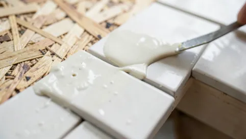 Klejenie płytek ceramicznych do płyty OSB